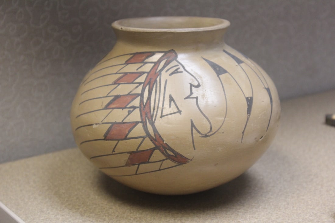 Antique Native American Pot (1 of 6)
