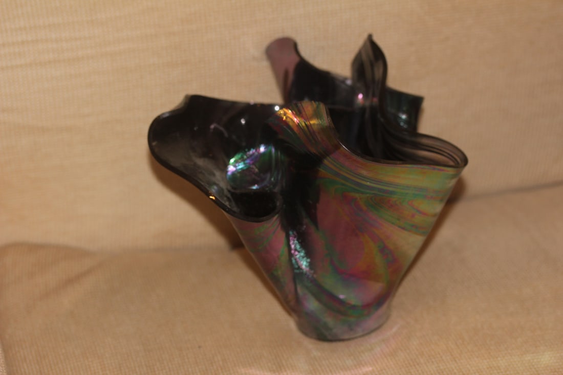 Signed Giorgetti Art Glass Vase: handkerchief form - 8" tall by 6" wide