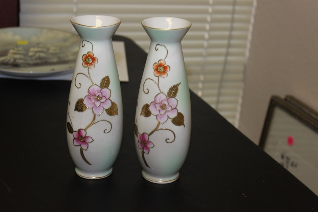 A Pair of Gold Gilted Vases - Antique/Vintage: 7 1/2 inches tall each