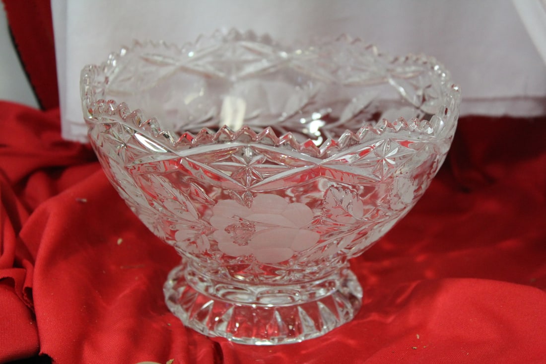An Etched Glass Bowl: rose pattern - 6 1/4" in diameter