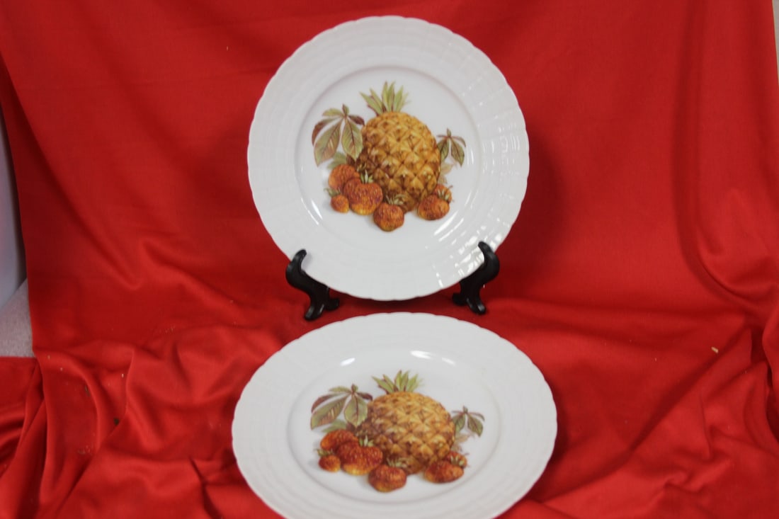 Pair of Hutschenreuther Plates: 8" in diameter