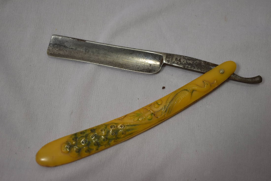 A Bakelite Handle Razor - 2
