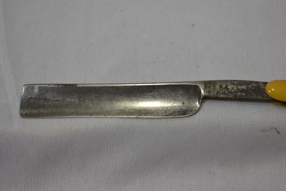 A Bakelite Handle Razor - 3