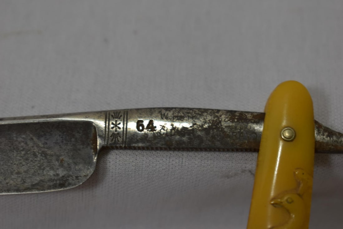 A Bakelite Handle Razor - 4