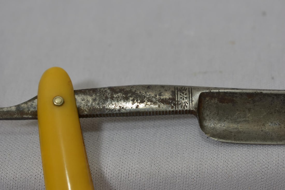 A Bakelite Handle Razor - 6