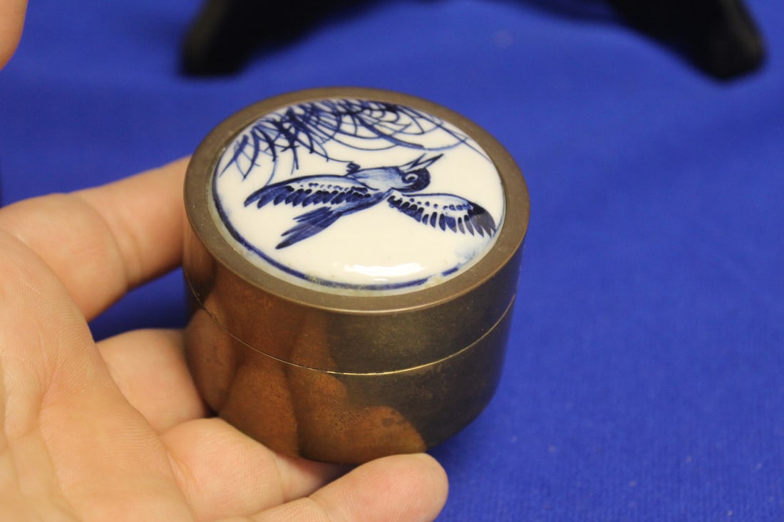 An Oriental Porcelain Top Cylinder Jar: 2 1/4" in diameter