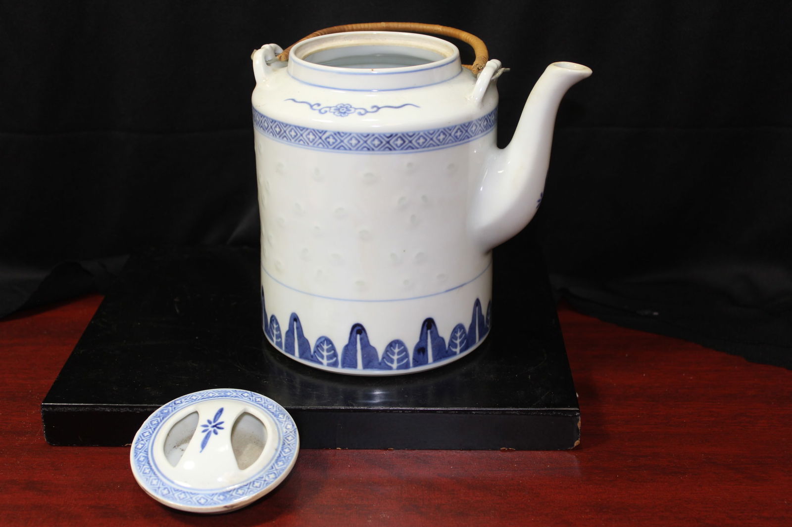 A Chinese Rice Pattern Teapot - 4