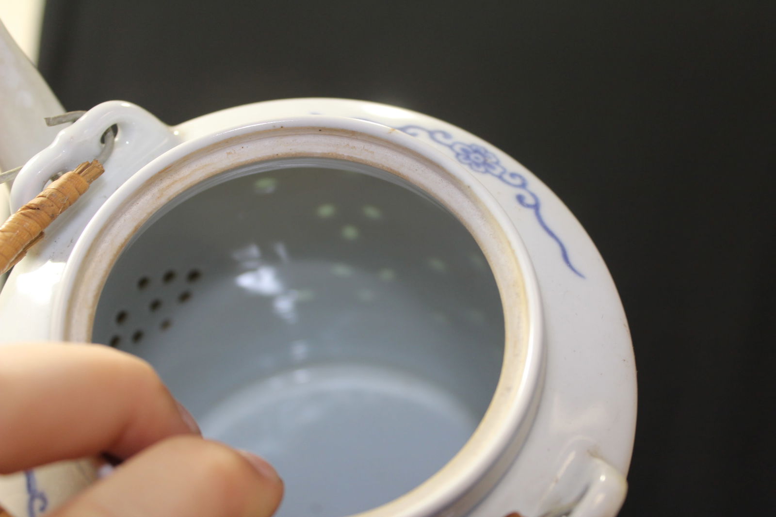 A Chinese Rice Pattern Teapot - 7