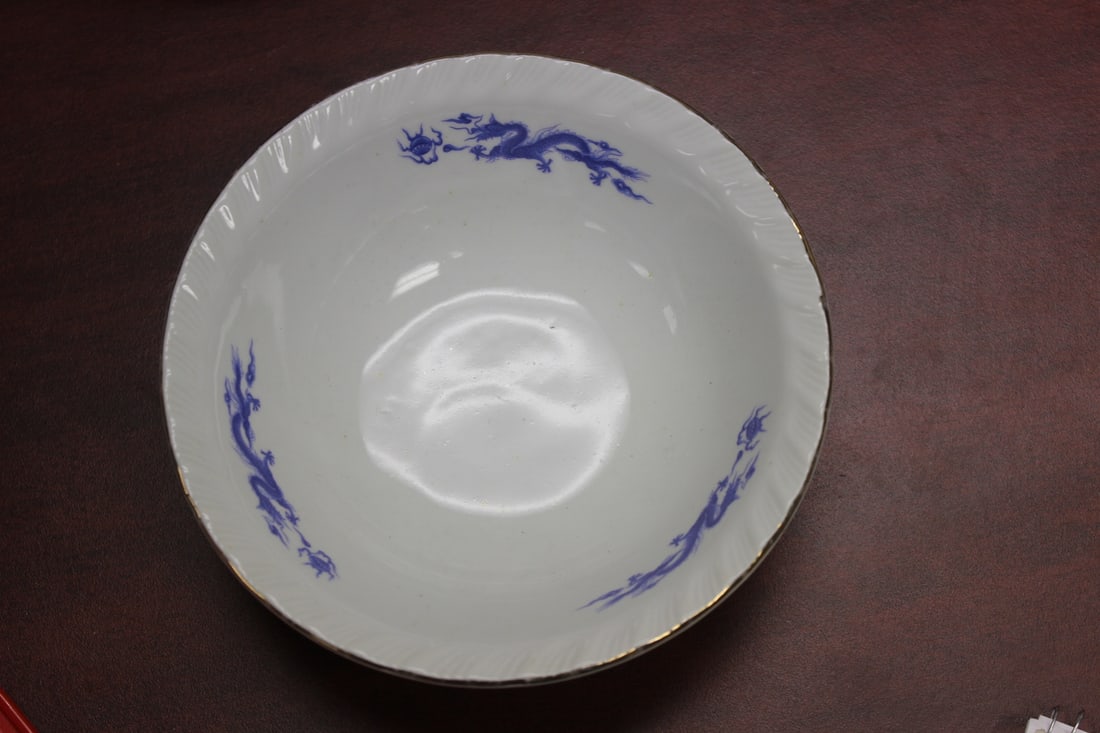 A Chinese Porcelain Dragon Bowl: 6 1/2" in diameter