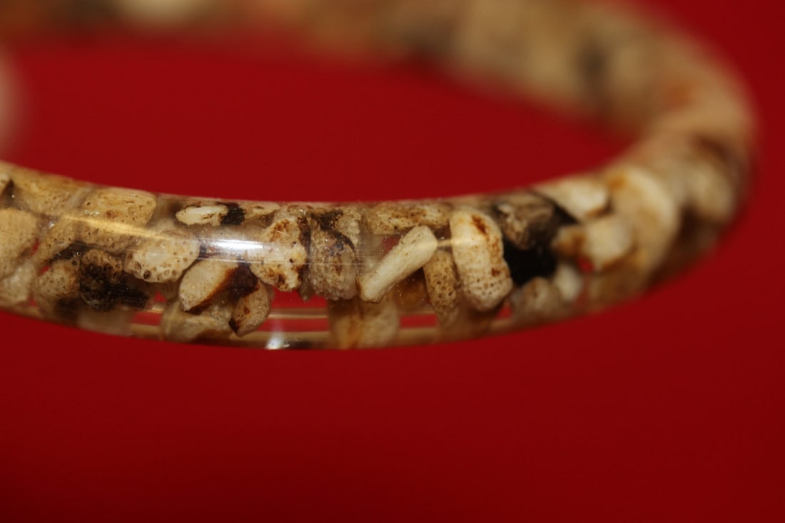 A Lucite or Plastic Bangle Bracelet - 4