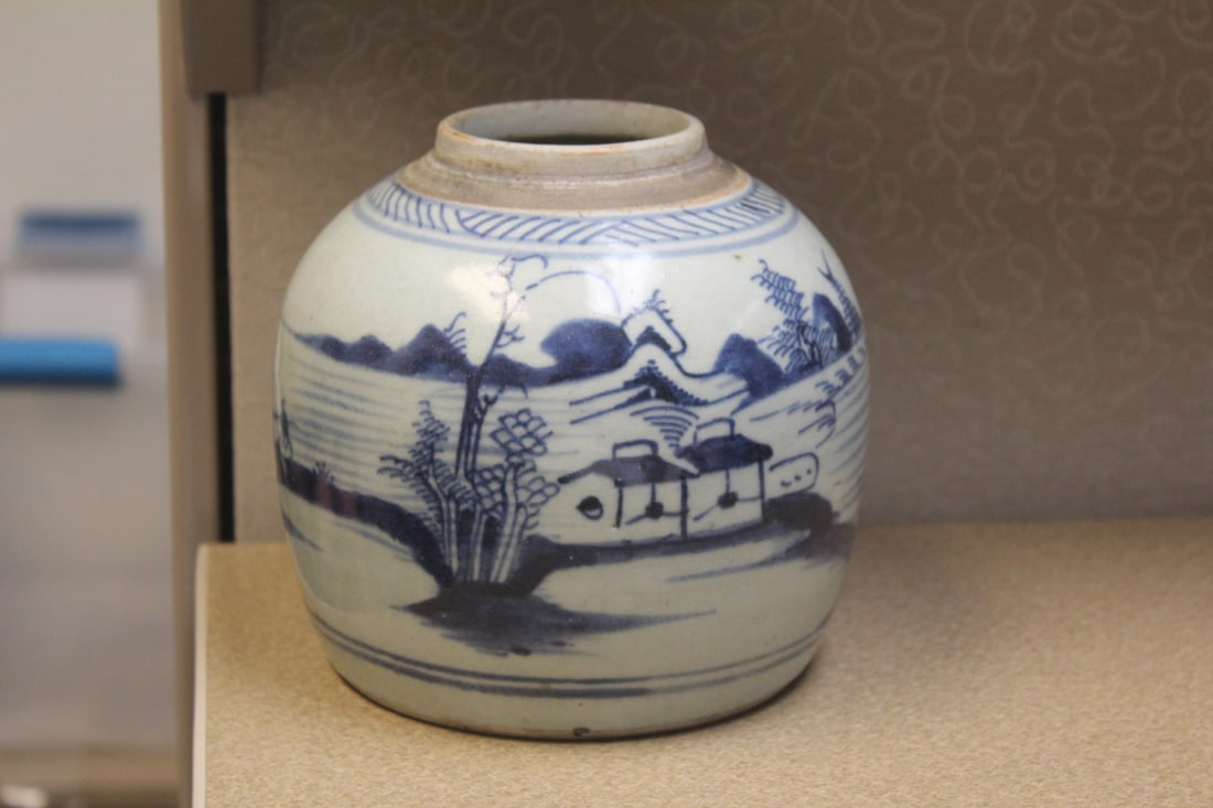 Antique Chinese Ginger Jar: blue and white - 19th century - 6 1/4" tall