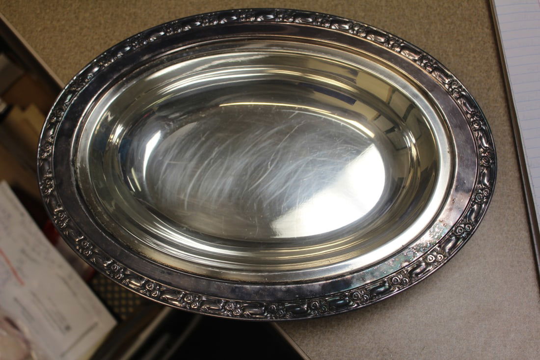 Oneida Silverplate Oval Bowl: 12 1/4" in diameter