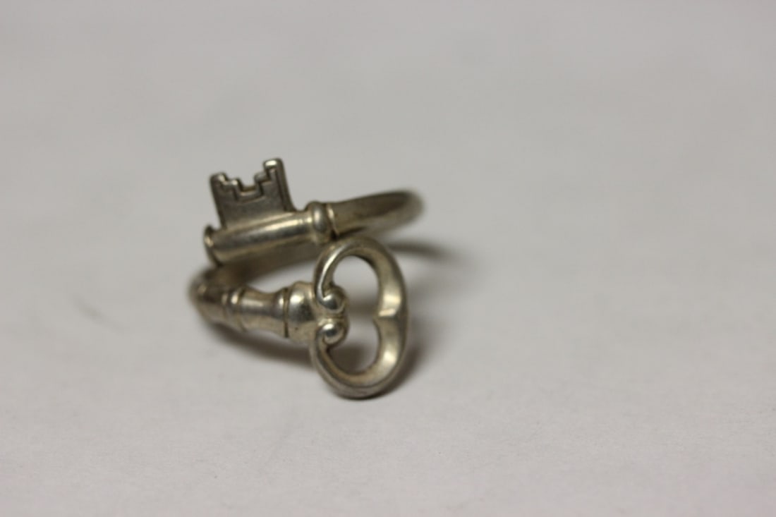 An Avon Sterling Key Ring - 2