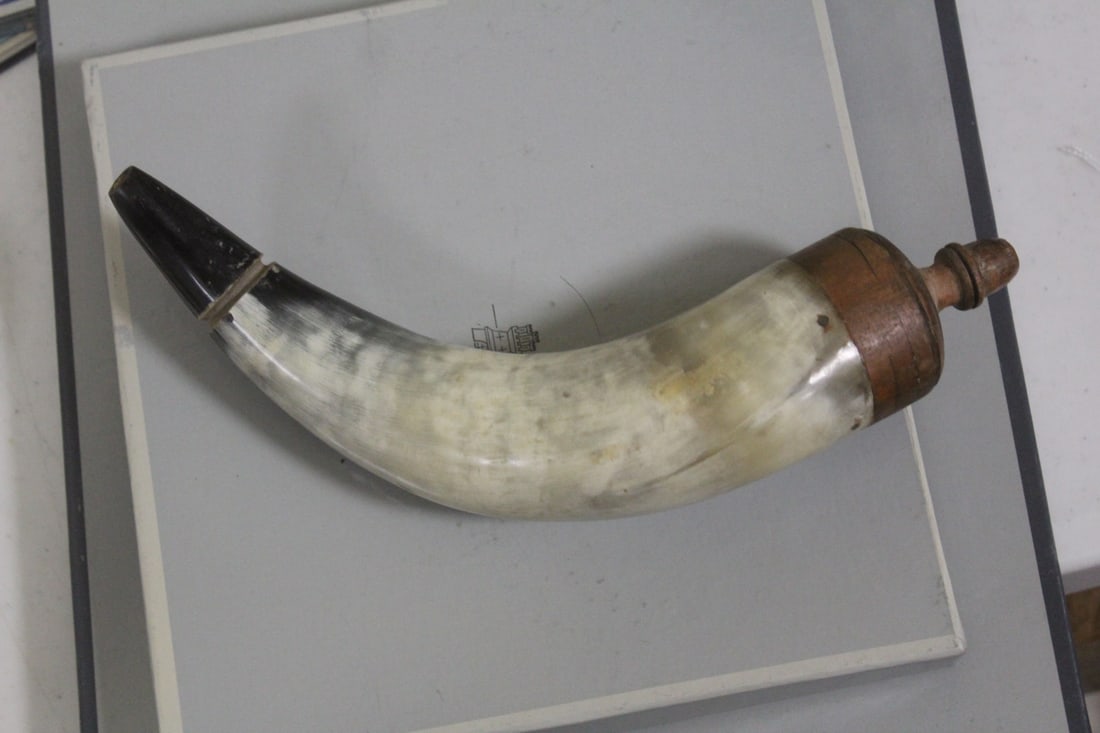 Antique Powder Horn: still powder inside - 9 3/4" straight line measurement