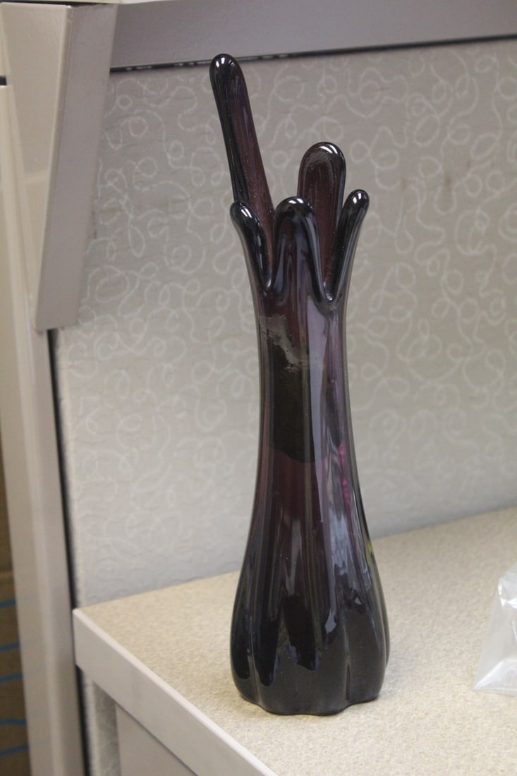 Artglass Vase: 11" tall