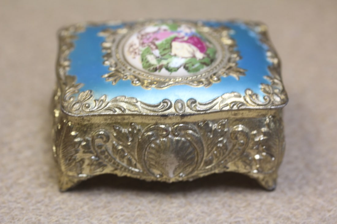 Metal Trinket Box: 2 7/8" across