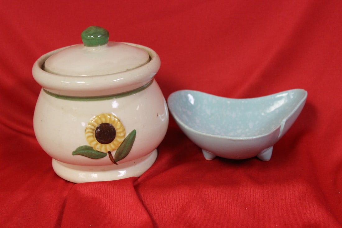 Lot of Two Shawnee Articles: Please note: ashtray has small chip