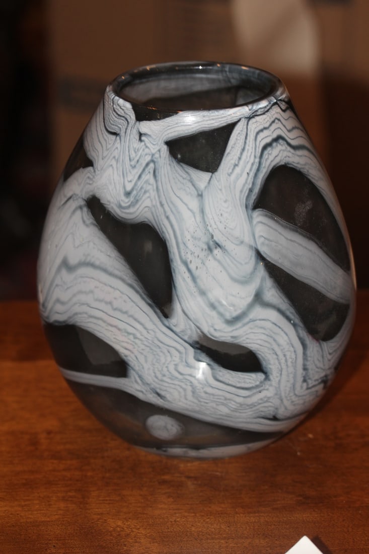 Artglass Vase: 7 1/2" tall