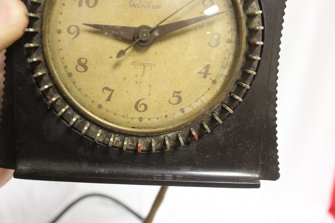 A Vintage Bakelite Clock - 10