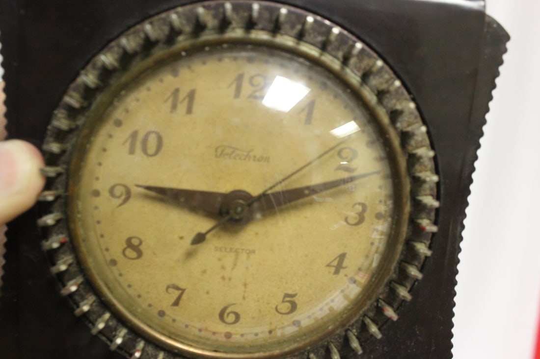 A Vintage Bakelite Clock - 11