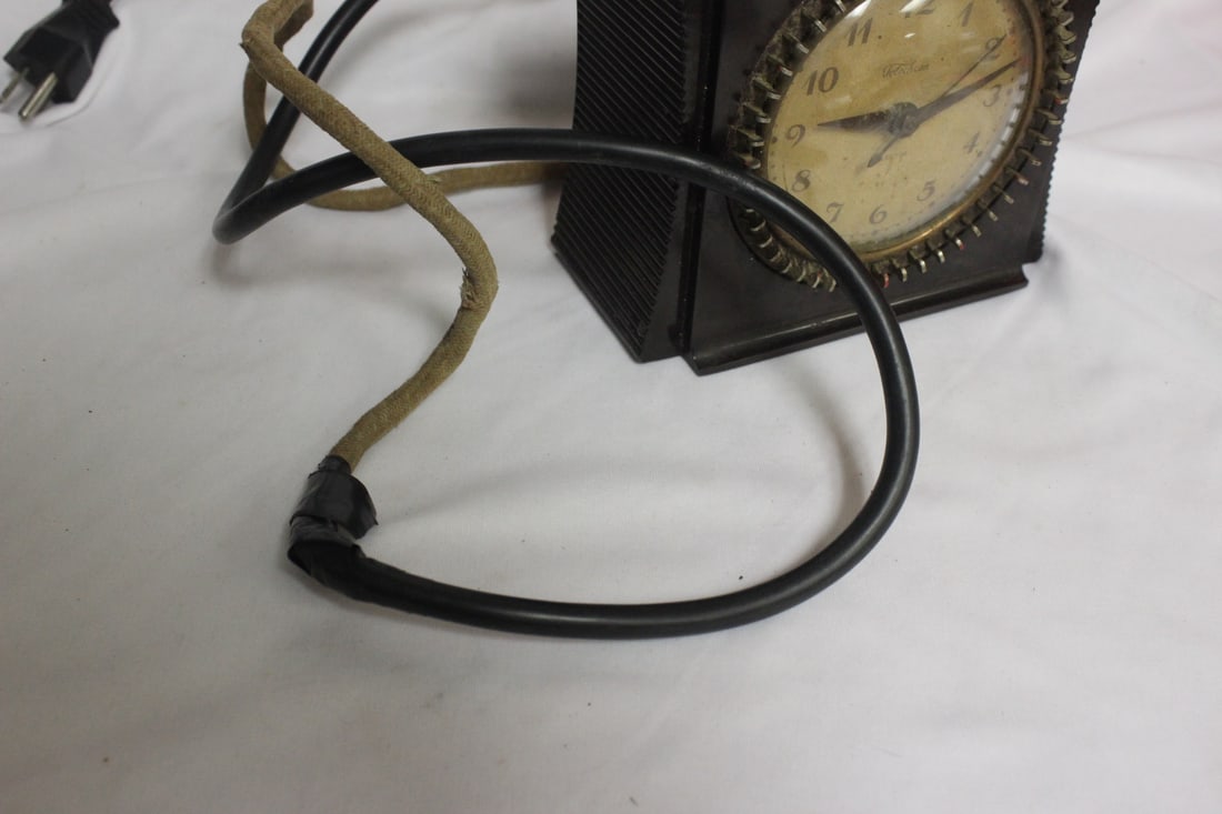 A Vintage Bakelite Clock - 12