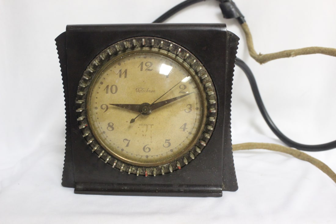 A Vintage Bakelite Clock - 2