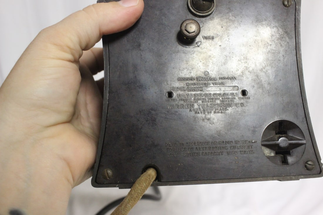 A Vintage Bakelite Clock - 6