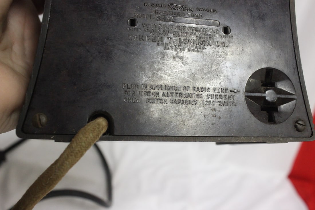 A Vintage Bakelite Clock - 9