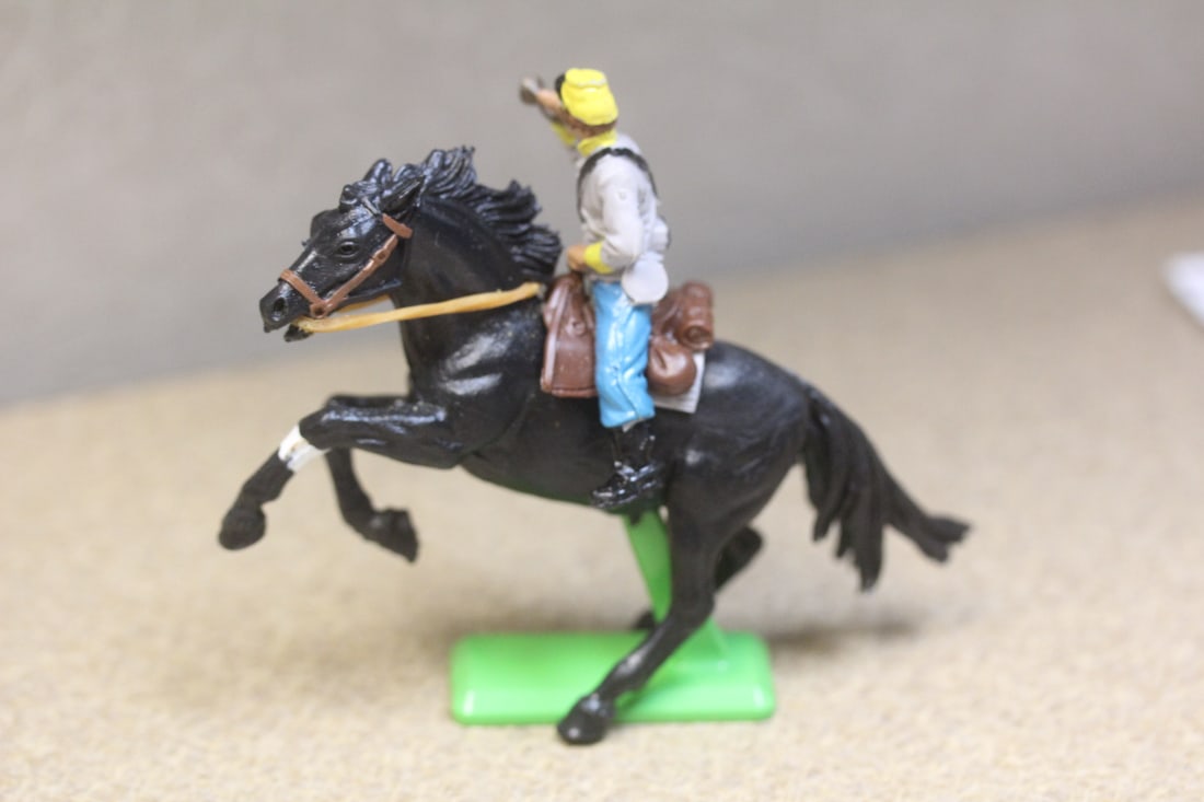 Deetail Erse: on stand - 1971 - 3 1/2" across