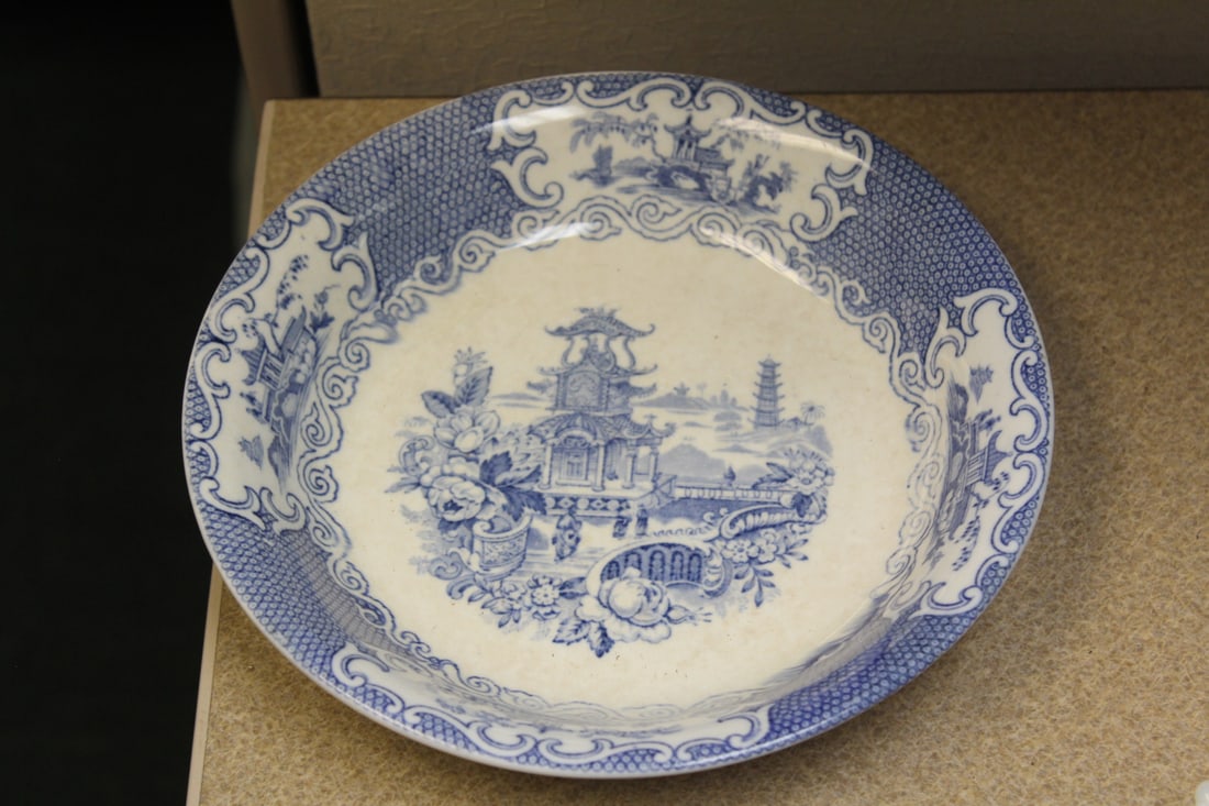 Allerton Chinese Motief Blue and White Bowl: 7 3/4" in diameter