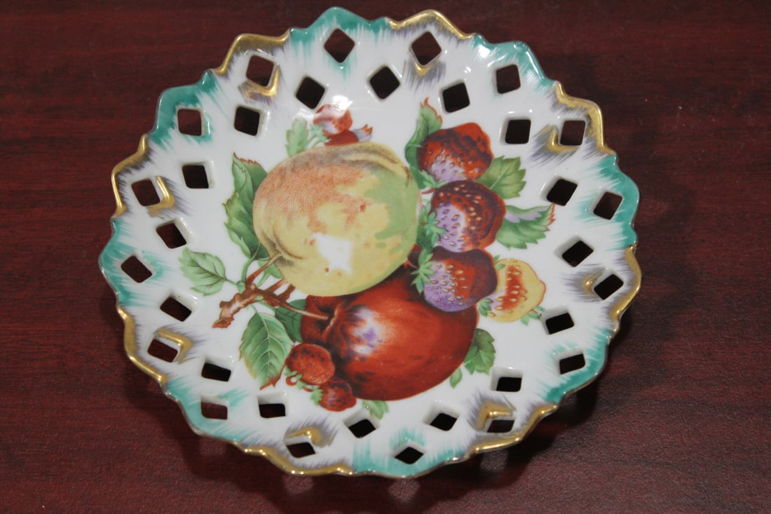 A Reticulated Fruit Plate: 7" in diameter
