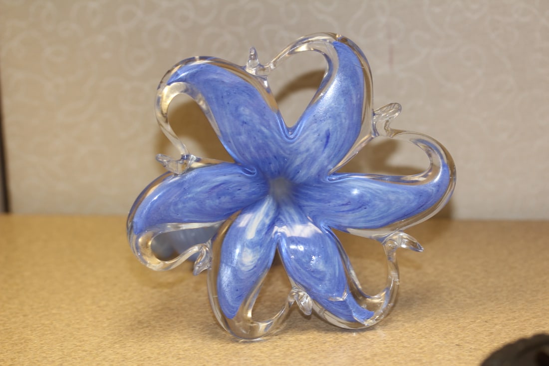 Art Glass Flower: please note: some internal crack, possibly from the making - 5 1/2" wide