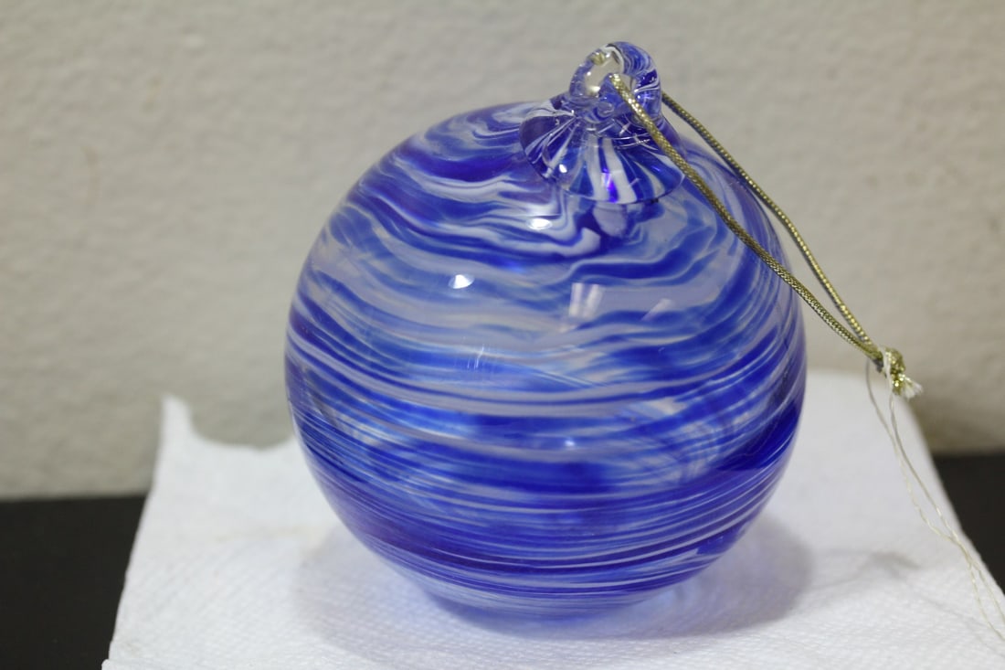 An Art Glass Hanging Ornament: 3 1/4" in diameter