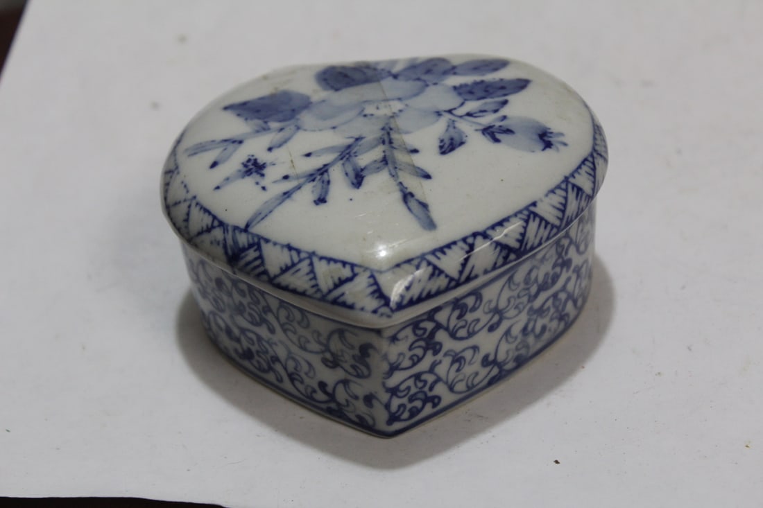 A Blue and White Porcelain Trinket Box: heart shape - 3 7/8" across