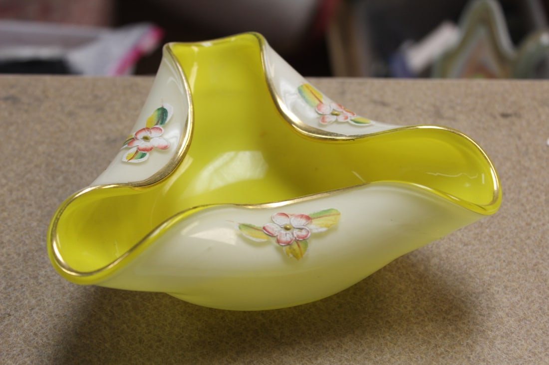 Artglass Bowl: 6 1/4" in diameter