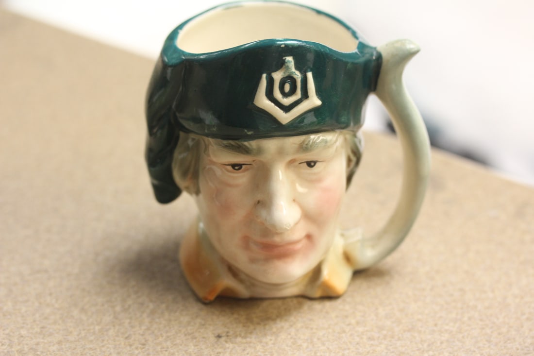 Royal Crown Mug: figeral motief - 4" tall