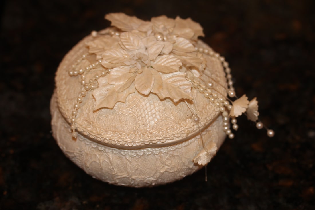 Music Box Trinket Box: 4 1/2" in diameter