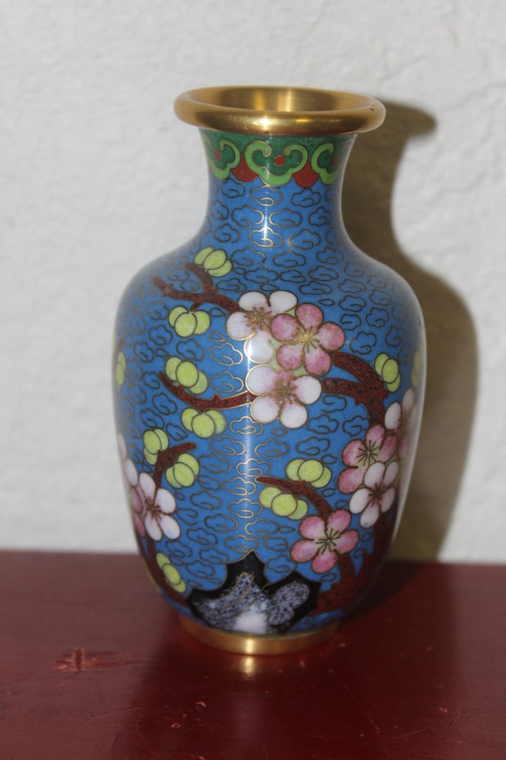 Small Chinese Cloisonne Vase: 4" tall