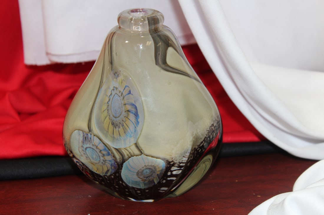 An Eicholt Artglass Bottle: 5 3/8" tall