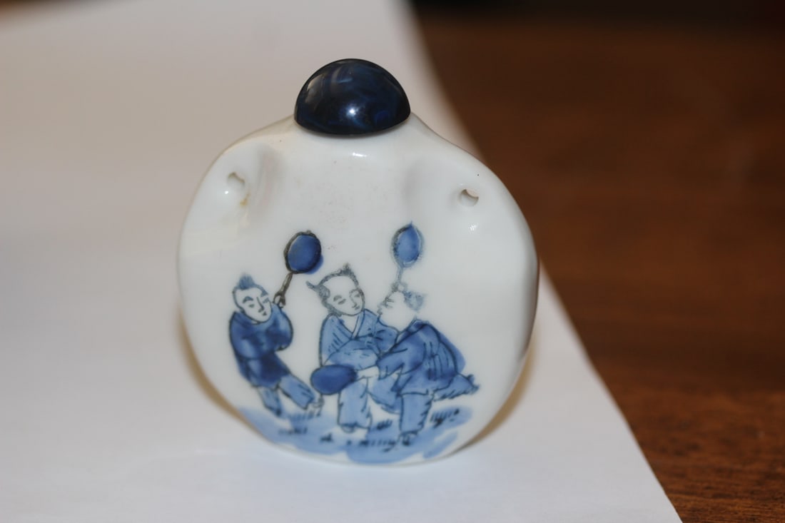 Chinese Ceramic Snuff Bottle: 2 1/4" tall