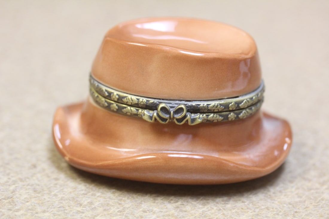 Hat Trinket Box: 2 3/4" wide
