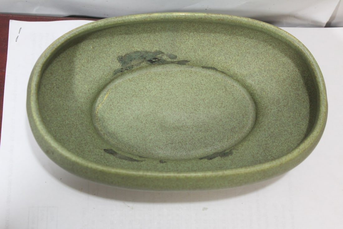A Floraline Pottery Bowl/Planter: 8" in diameter