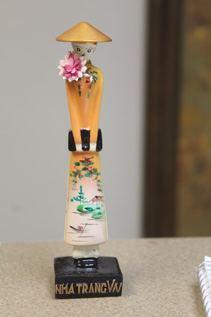 Oriental Wood Lady Statue: most likely Vietnamese - wood construction - 6 1/4" tall