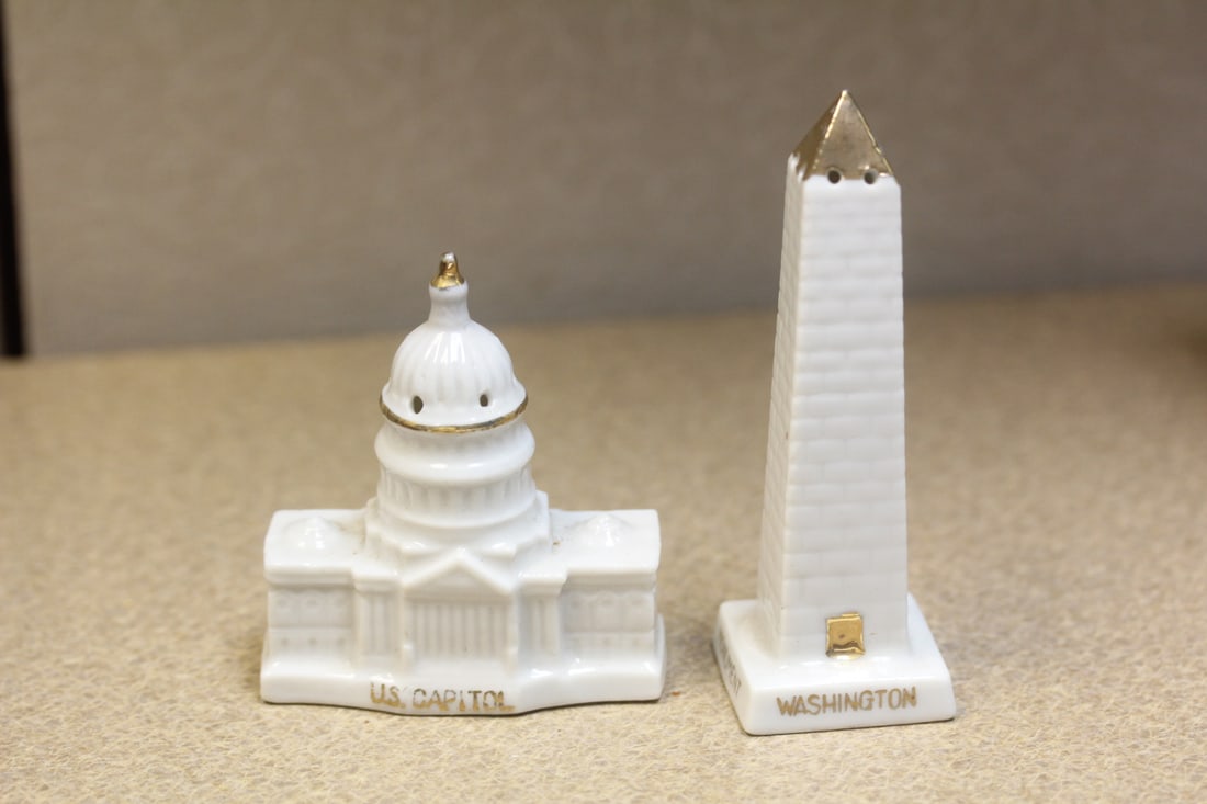 Salt and pepper shaker: Vintage Washington buildings, tallest 4 1/4"