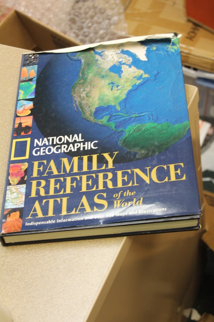 Family Reference Atlas of the World: National Geographic - large size book - hardcover 