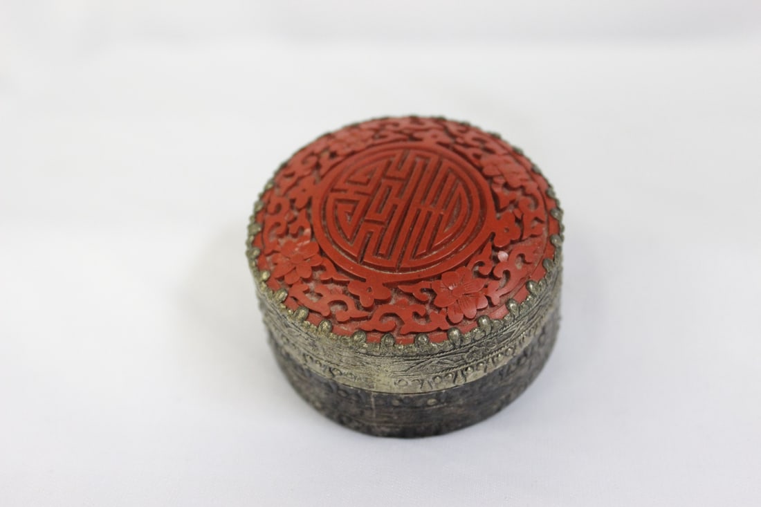 A Chinese Cinnabar Trinket Box: vintage - 2 1/4" in diameter