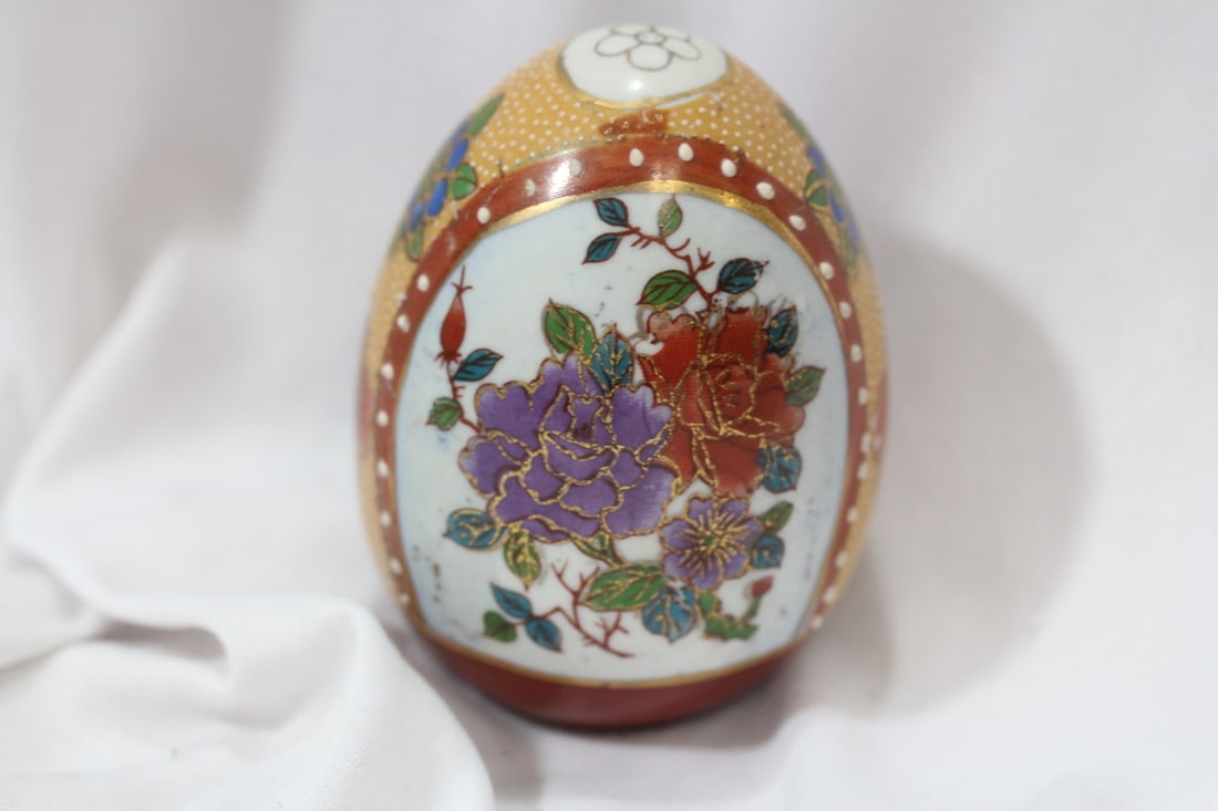 An Oriental Ceramic Egg: 3 3/8" tall