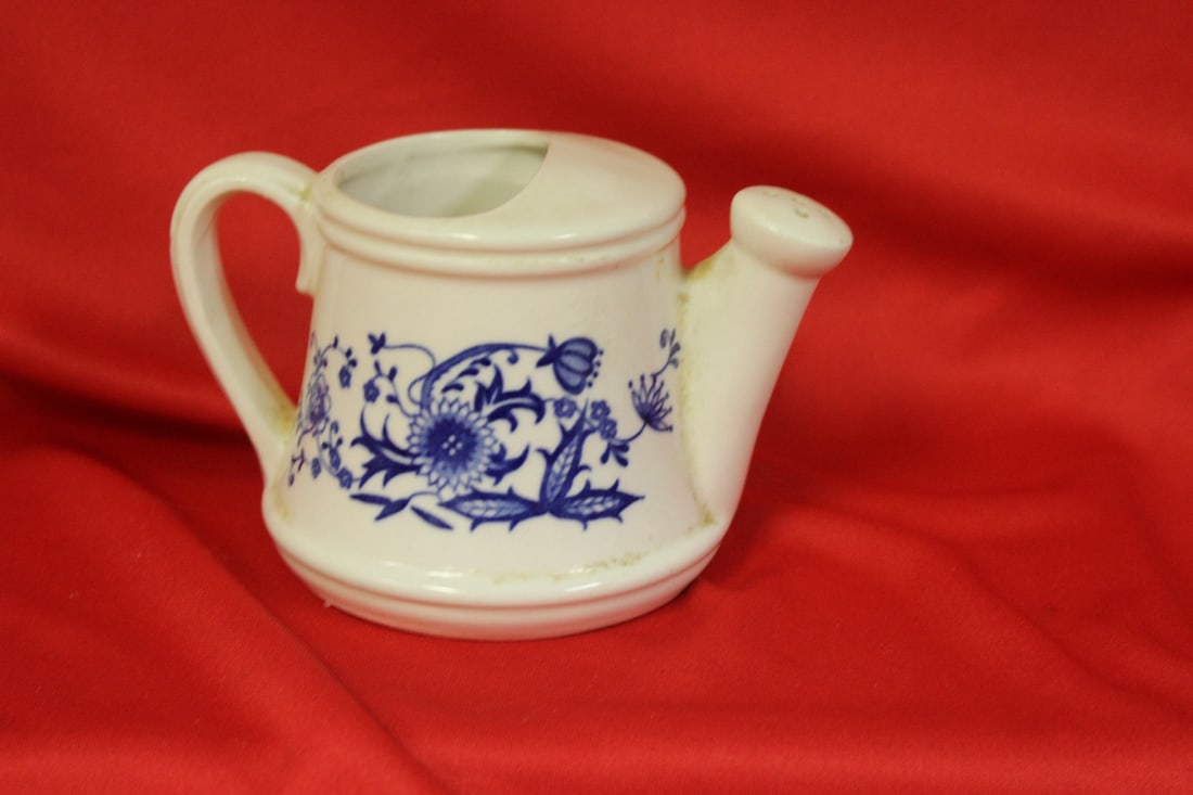 A Vintage Ceramic Planter: 5" wide