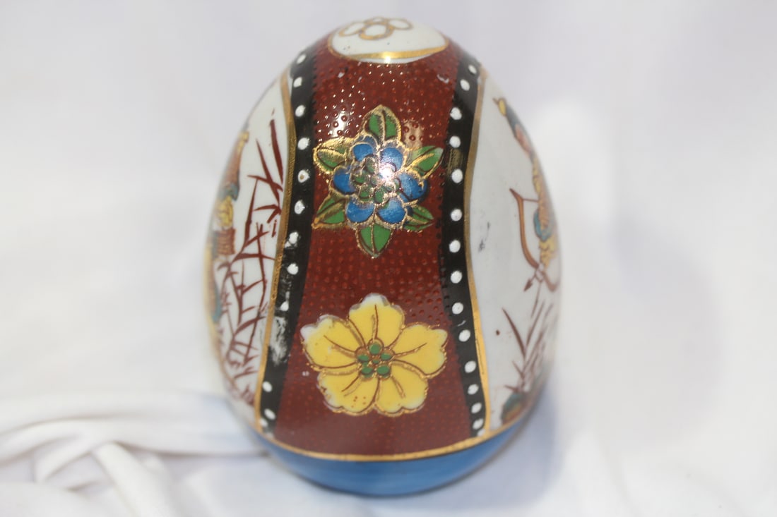 An Oriental Ceramic Egg - 4