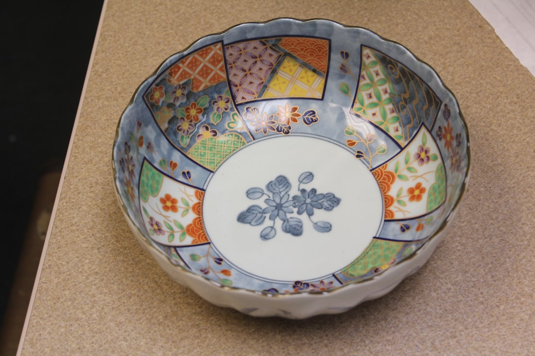 Signed Japanese Bowl: 8" in diameter